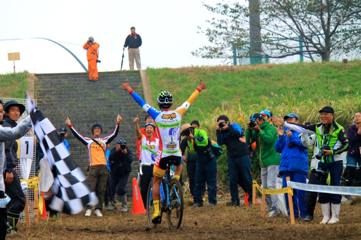 山本和弘の勝利を迎える弱虫ペダルシクロクロスチームのスタッフと渡辺航先生: photo:Gakuto.Fujiwara 山本和弘の勝利を迎える弱虫ペダルシクロクロスチームのスタッフと渡辺航先生: photo:Gakuto.Fujiwara